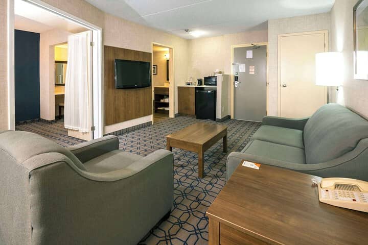 Room 32 of 80