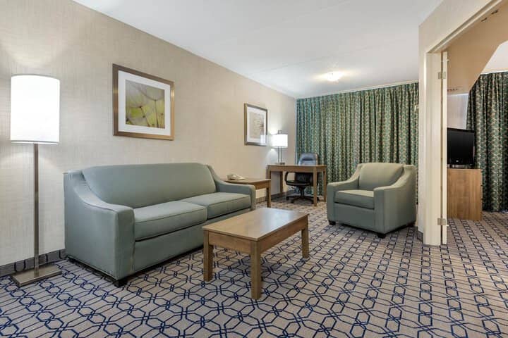 Room 10 of 80